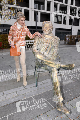 Präsentation der Bronze-Statue von Helmut Dietl in München