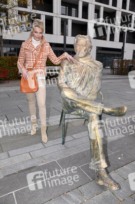 Präsentation der Bronze-Statue von Helmut Dietl in München