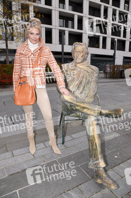 Präsentation der Bronze-Statue von Helmut Dietl in München