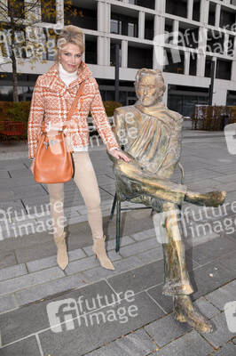 Präsentation der Bronze-Statue von Helmut Dietl in München