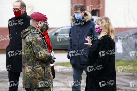 Pressetermin zum Bau eines Zauns zur Eindämmung der Afrikanischen Schweinepest in Krauschwitz