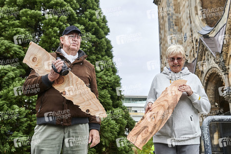 Aufstellen des Weihnachtsbaumes an der Gedächtniskirche in Berlin