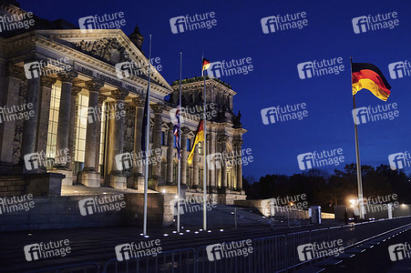 Flaggen auf Halbmast am Volkstrauertag in Berlin