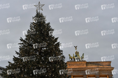 Einschalten der Weihnachtsbaumbeleuchtung am Brandenburger Tor in Berlin