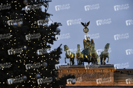 Einschalten der Weihnachtsbaumbeleuchtung am Brandenburger Tor in Berlin