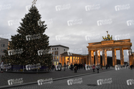 Einschalten der Weihnachtsbaumbeleuchtung am Brandenburger Tor in Berlin