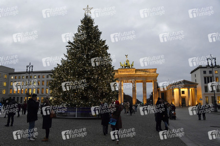 Einschalten der Weihnachtsbaumbeleuchtung am Brandenburger Tor in Berlin