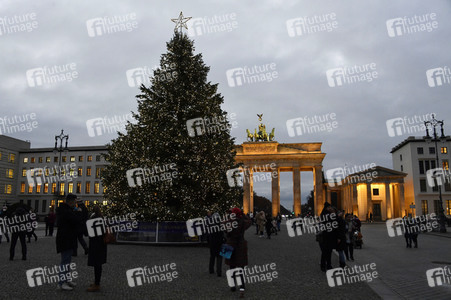 Einschalten der Weihnachtsbaumbeleuchtung am Brandenburger Tor in Berlin