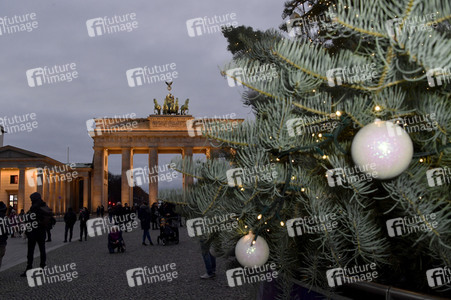 Einschalten der Weihnachtsbaumbeleuchtung am Brandenburger Tor in Berlin