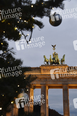 Einschalten der Weihnachtsbaumbeleuchtung am Brandenburger Tor in Berlin