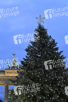 Einschalten der Weihnachtsbaumbeleuchtung am Brandenburger Tor in Berlin