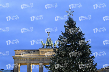 Einschalten der Weihnachtsbaumbeleuchtung am Brandenburger Tor in Berlin