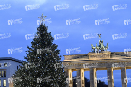 Einschalten der Weihnachtsbaumbeleuchtung am Brandenburger Tor in Berlin
