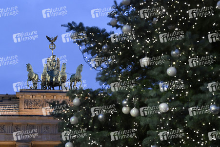 Einschalten der Weihnachtsbaumbeleuchtung am Brandenburger Tor in Berlin
