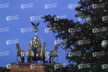 Einschalten der Weihnachtsbaumbeleuchtung am Brandenburger Tor in Berlin