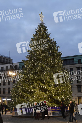 Einschalten der Weihnachtsbaumbeleuchtung am Brandenburger Tor in Berlin