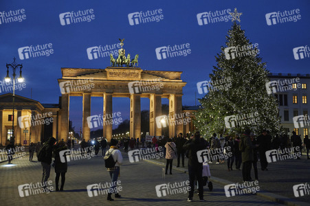 Weihnachtsbeleuchtung am Brandenburger Tor in Berlin