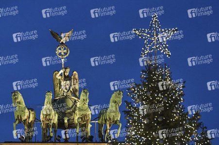 Weihnachtsbeleuchtung am Brandenburger Tor in Berlin