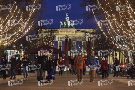 Weihnachtsbeleuchtung am Brandenburger Tor in Berlin