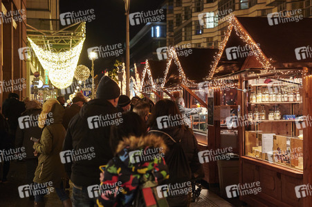 Weihnachtsbuden auf der Friedrichstraße in Berlin