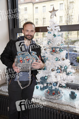 Michael Sandorov beim Teddy-Charity-Verkauf in München