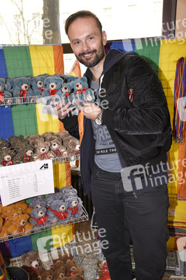 Michael Sandorov beim Teddy-Charity-Verkauf in München