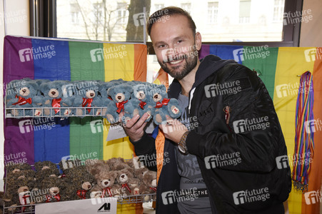 Michael Sandorov beim Teddy-Charity-Verkauf in München