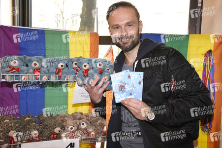 Michael Sandorov beim Teddy-Charity-Verkauf in München