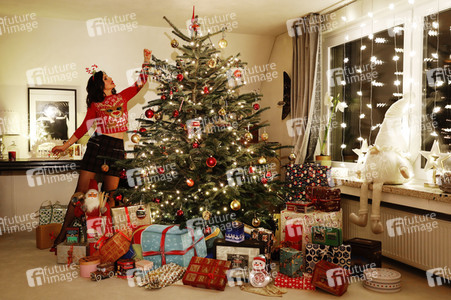 Dany Michalski mit Bodypainting-Geschenkpaket in Einbeck