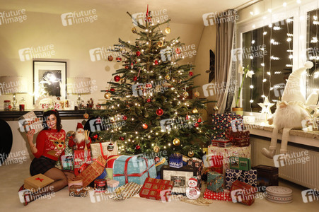 Dany Michalski mit Bodypainting-Geschenkpaket in Einbeck