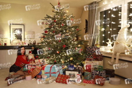 Dany Michalski mit Bodypainting-Geschenkpaket in Einbeck