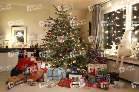 Dany Michalski mit Bodypainting-Geschenkpaket in Einbeck