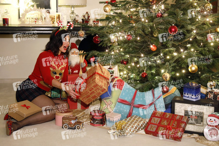 Dany Michalski mit Bodypainting-Geschenkpaket in Einbeck