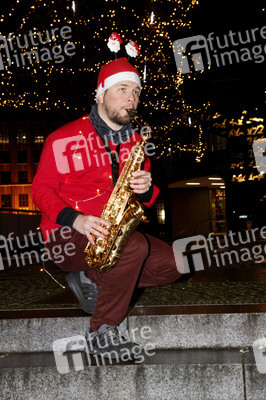 Klime Levene spielt Weihnachtslieder in Berlin