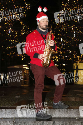 Klime Levene spielt Weihnachtslieder in Berlin