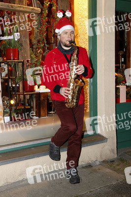 Klime Levene spielt Weihnachtslieder in Berlin