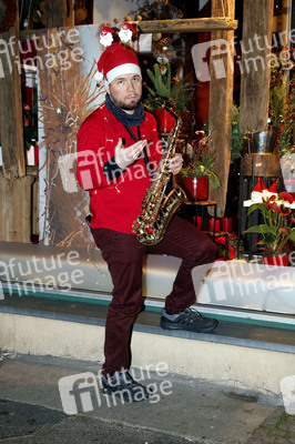 Klime Levene spielt Weihnachtslieder in Berlin