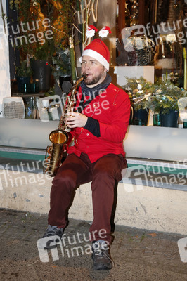 Klime Levene spielt Weihnachtslieder in Berlin