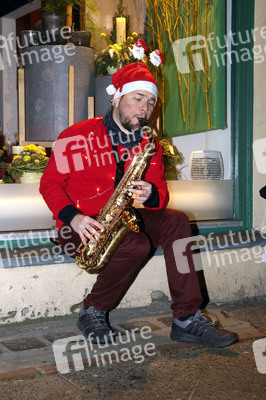 Klime Levene spielt Weihnachtslieder in Berlin