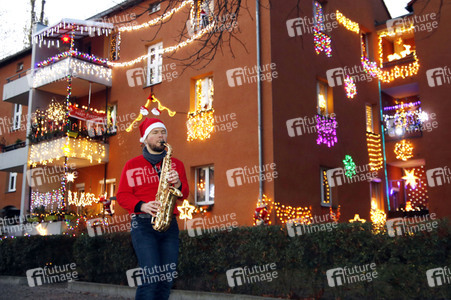 Klime Levene spielt Weihnachtslieder in Berlin