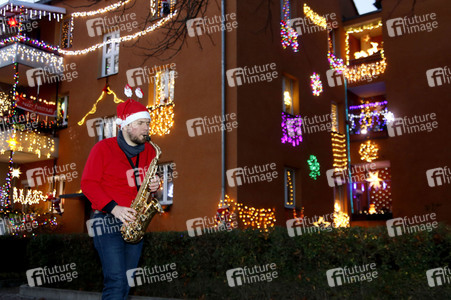 Klime Levene spielt Weihnachtslieder in Berlin