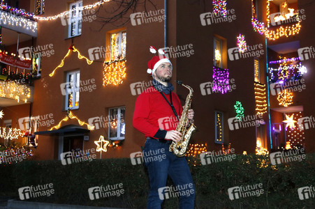 Klime Levene spielt Weihnachtslieder in Berlin