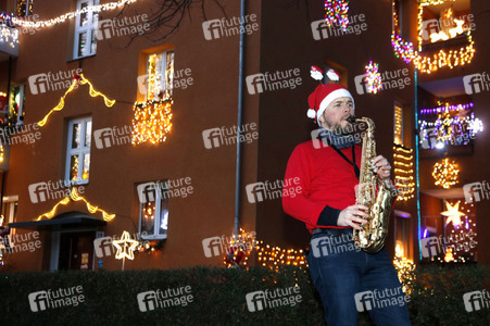 Klime Levene spielt Weihnachtslieder in Berlin