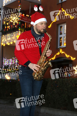 Klime Levene spielt Weihnachtslieder in Berlin