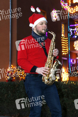 Klime Levene spielt Weihnachtslieder in Berlin