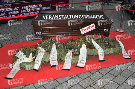 Mahnwache vom Aktionsbündnis 'Alarmstufe Dunkelrot' in Berlin