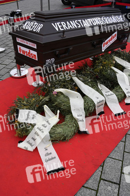 Mahnwache vom Aktionsbündnis 'Alarmstufe Dunkelrot' in Berlin