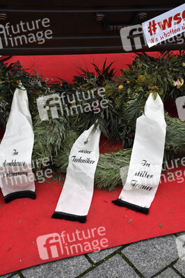 Mahnwache vom Aktionsbündnis 'Alarmstufe Dunkelrot' in Berlin