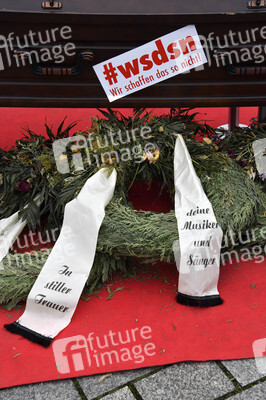 Mahnwache vom Aktionsbündnis 'Alarmstufe Dunkelrot' in Berlin