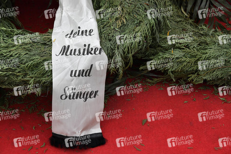 Mahnwache vom Aktionsbündnis 'Alarmstufe Dunkelrot' in Berlin